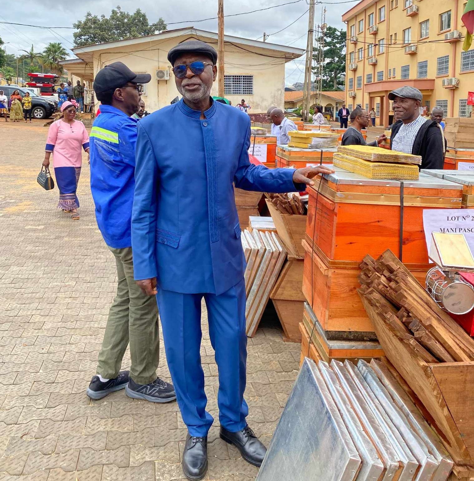 Cameroun : du matériel de production de miel remis aux apiculteurs locaux