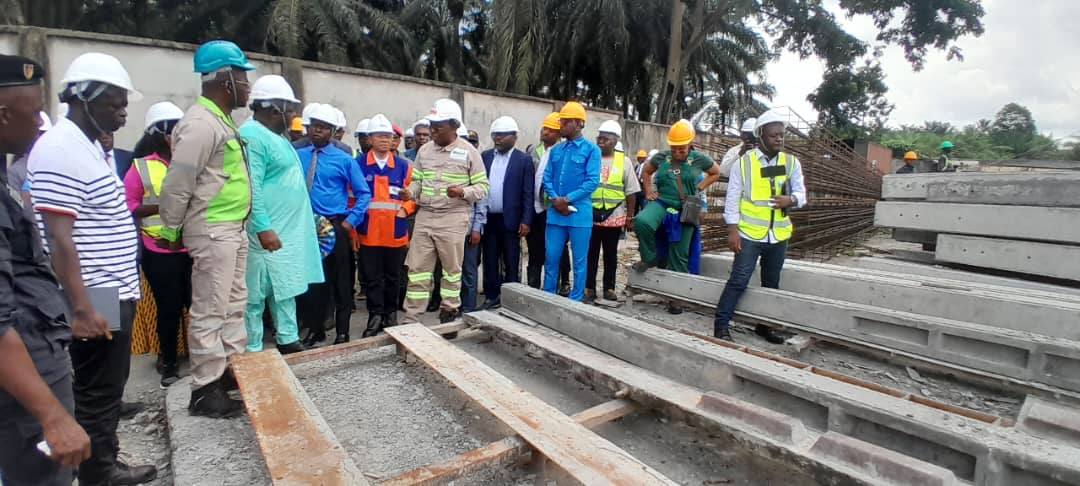 Cameroun - Souza : Inspection ministérielle dans une usine de poteaux électriques