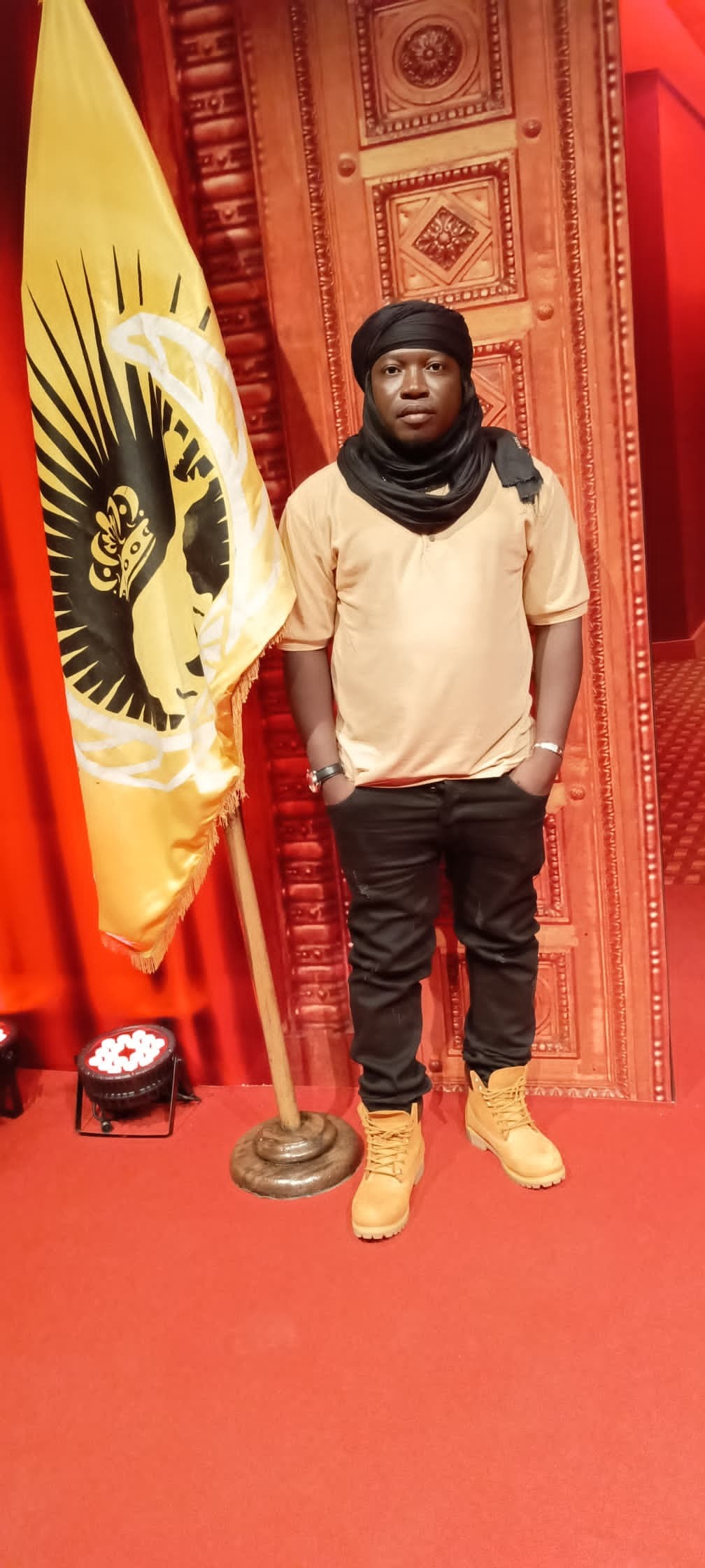 Parlement du Rire : L’Humoriste Tchadien Eraste Fazmen brille sur la scène panafricaine