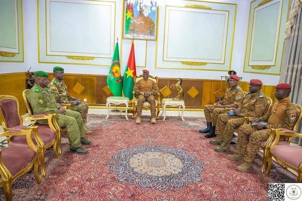 Burkina Faso : Ibrahim Traoré reçoit les Chefs d'État-Major de l'AES pour examiner la force unifiée anti-terroriste
