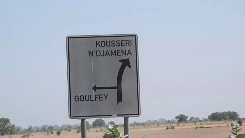 Panneau de signalisation situé dans le nord du Cameroun et indiquant les villages du nord et le Tchad. © wikipedia