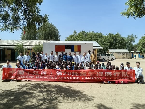 Tchad : La Mission Médicale Chinoise offre des consultations gratuites et des dons à l'école de l'Amitié Chine-Tchad