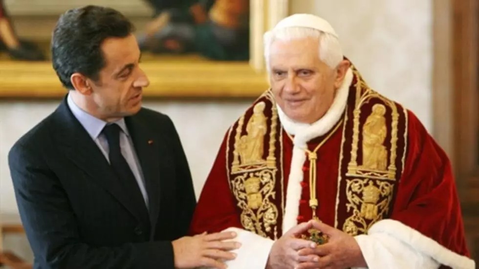 Nicolas Sarkozy avec le pape Benoit XVI lors de sa visite au Vatican en décembre 2007. AFP PHOTO / ALBERTO PIZZOLI