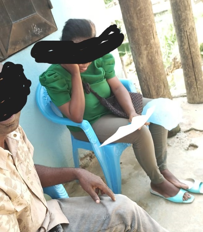 La femme soupçonnée de détenir les deux défenses d'éléphant saisies en février 2025.