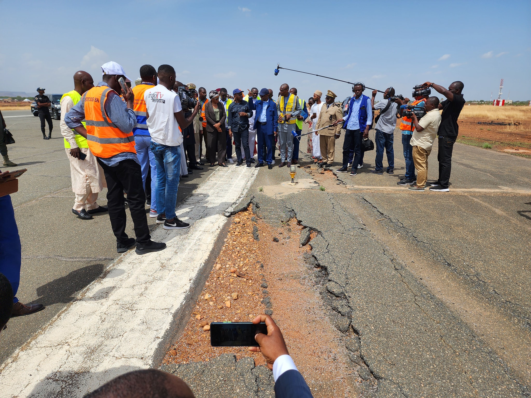 Cameroun : Des membres du gouvernement  évaluent la réhabilitation de la piste de l'aéroport de Garoua en vue du Hajj
