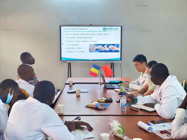 Tchad : Formation pointue sur l'analyse des gaz du sang chez le nouveau-né dispensée par un pédiatre chinois à l'Hôpital de l'Amitié