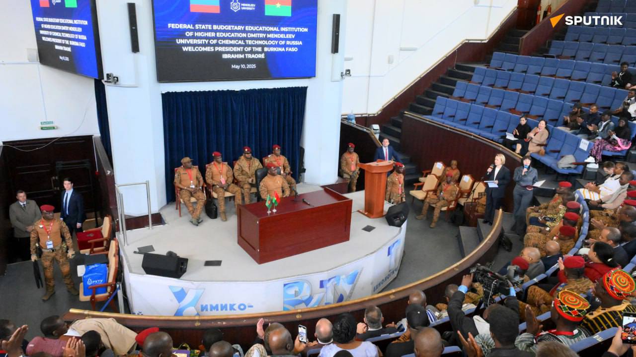 Burkina Faso : Le Capitaine Traoré rencontre des étudiants Africains en Russie et évoque la coopération éducative