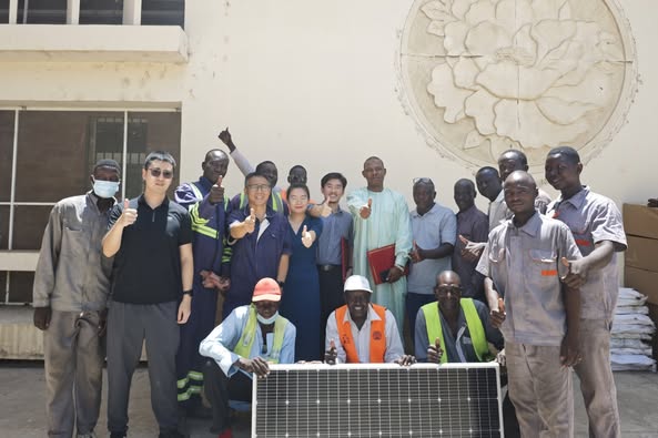 N'Djaména : L'Ambassade de Chine offre des lampadaires solaires pour illuminer la capitale