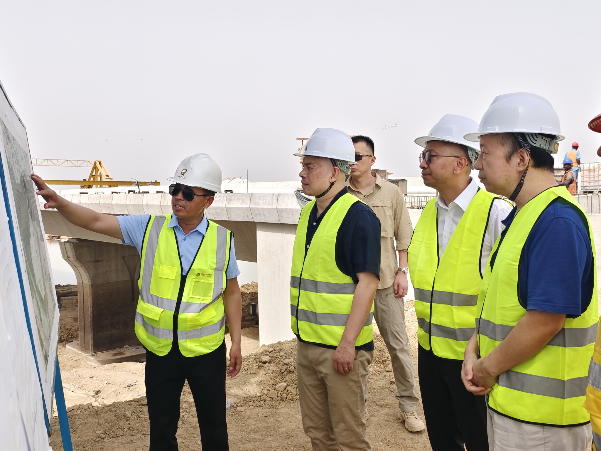 Tchad – L'Ambassadeur de Chine inspecte le chantier du Pont de Chagoua