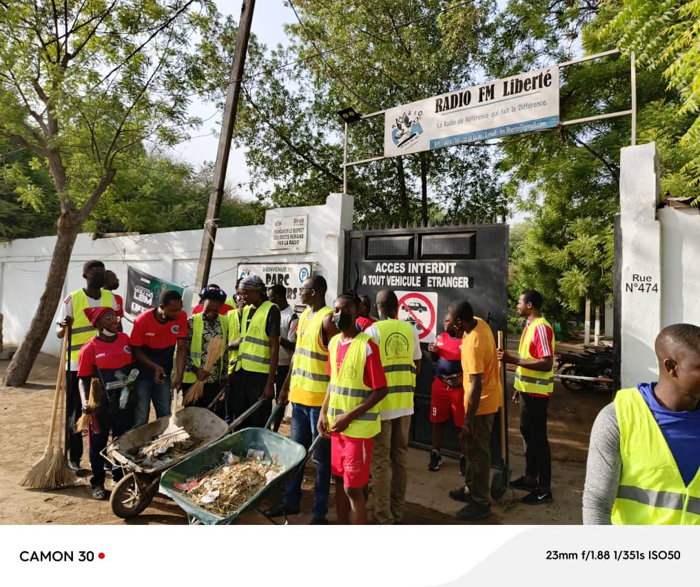 Green Team Tchad et l'Association des Jeunes Tchadiens Ressortissants de Yaoundé passent un coup de balai dans les locaux de la Radio FM Liberté
