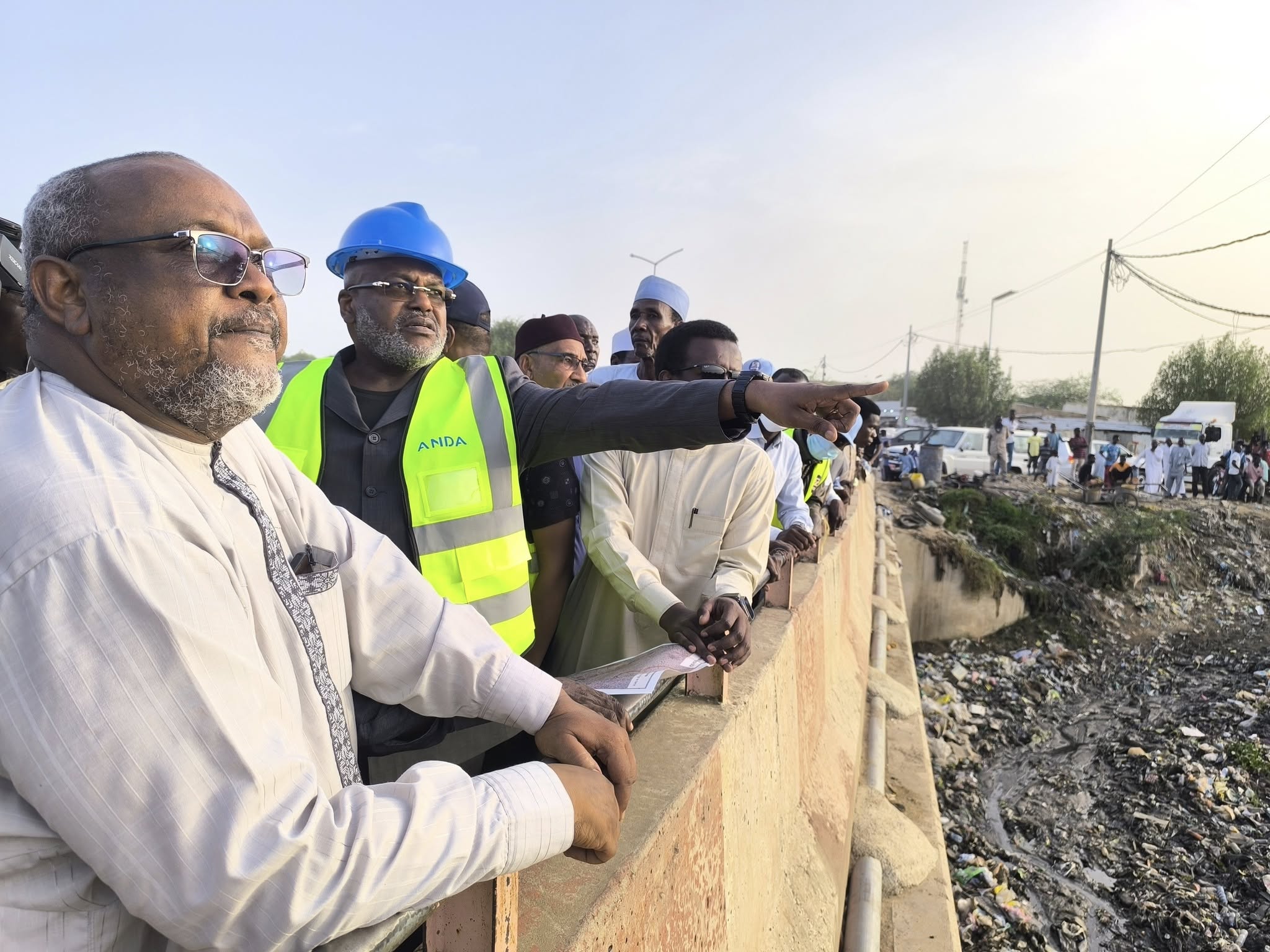 Tchad : Le Ministre de l'Aménagement du Territoire supervise le curage des caniveaux à N'Djamena