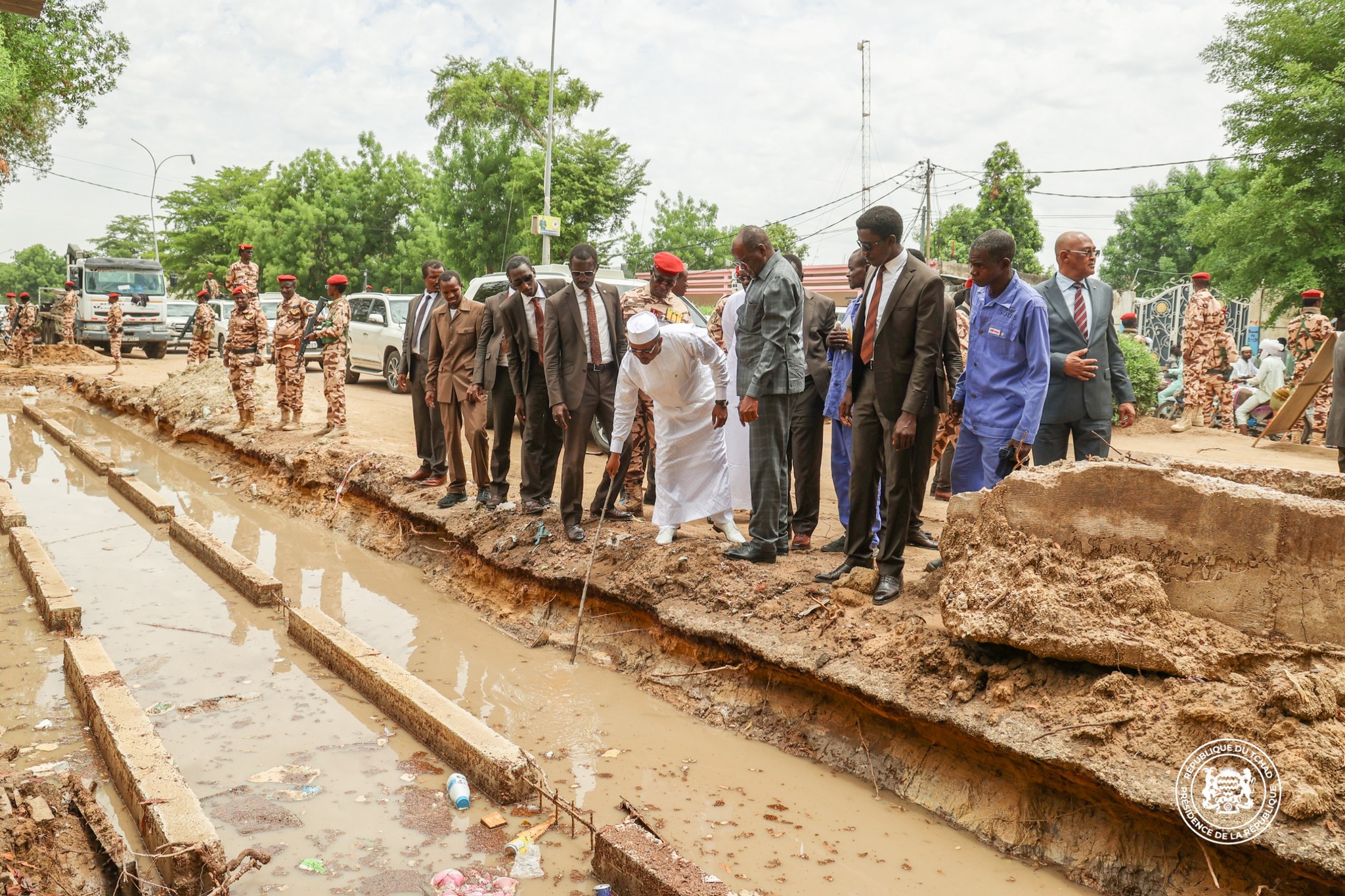 Tchad :  à N’Djamena, le chef de l’Etat constate l’ampleur des dégâts des fortes pluies