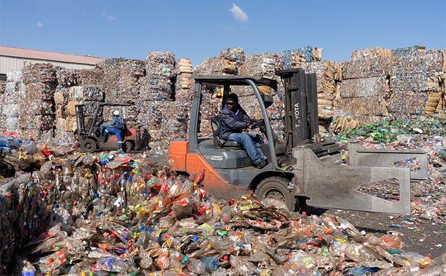 Des ouvriers trient des balles de bouteilles en PET que PETCO contribue à approvisionner en bouteilles pour le recyclage d'Extrupet à Johannesburg, en Afrique du Sud. Photo : Flickr | PNUE