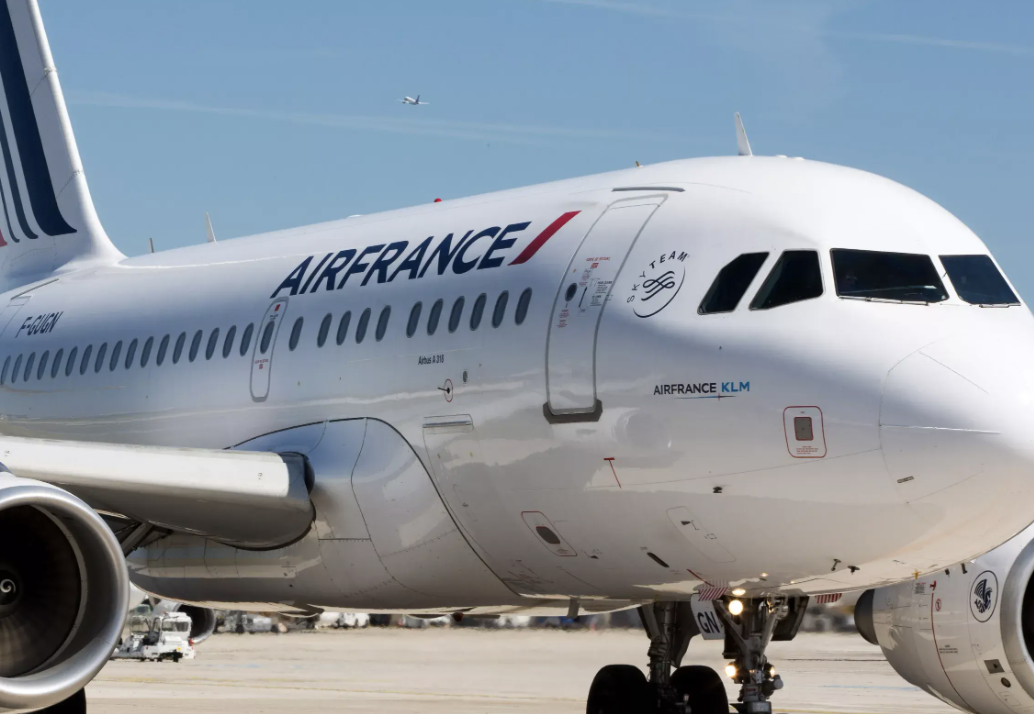 Droits des passagers bafoués ? Air France critiquée pour avoir modifié l’heure officielle d’un vol en retard