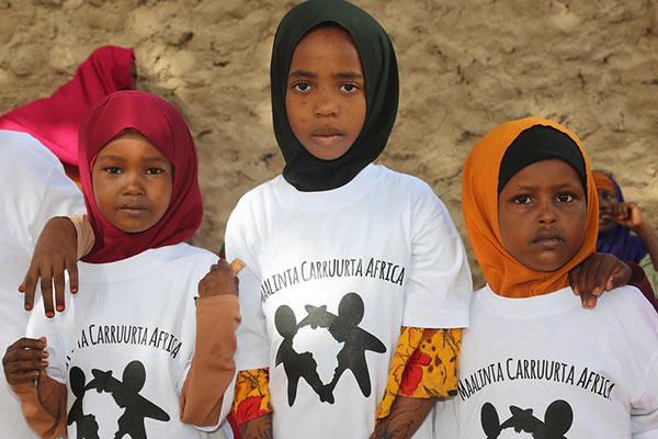 Les enfants célèbrent l'événement avec des t-shirts aux couleurs de la marque. Photo : calendarlabs.com