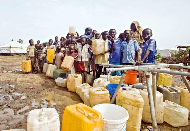 Au Rwanda, des enfants font la queue pour obtenir de l'eau à un robinet commun. Photo : rwandainspirer.com