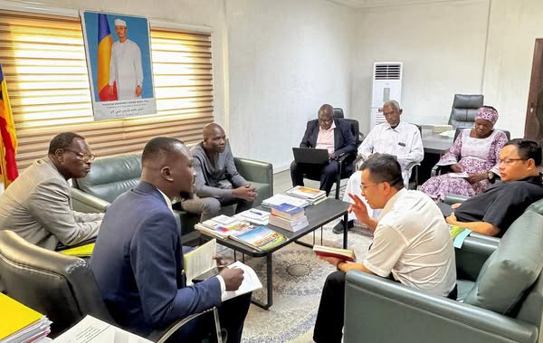 Tchad : Le Ministre du Commerce reçoit des investisseurs Chinois en Énergie Solaire et Industrie