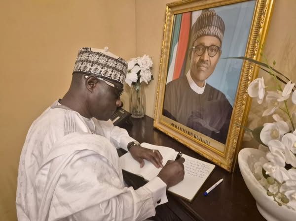 Décès de l'Ancien Président Nigérian : L'Ambassadeur du Tchad en France présente ses condoléances