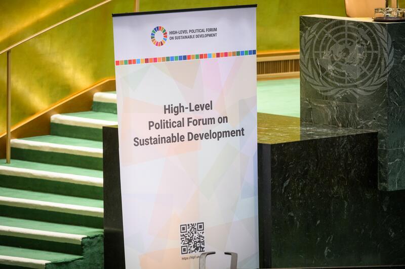 Vue d'une bannière lors de la première réunion du Forum politique de haut niveau pour le développement durable, organisée sous l'égide du Conseil économique et social. Photo : media.un.org