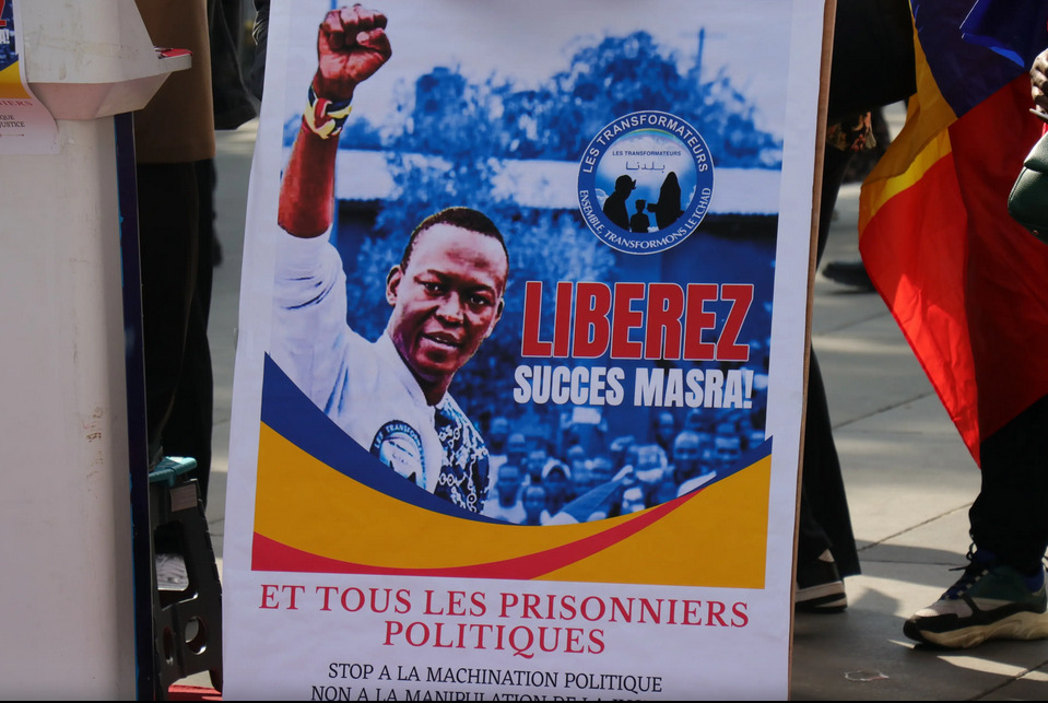 Des manifestants à Paris, en France, brandissent des drapeaux tchadiens lors d'une manifestation pour la liberation de Succès Masra le 31 mai 2025. © 2025 Umit Donmez /Anadolu via AFP