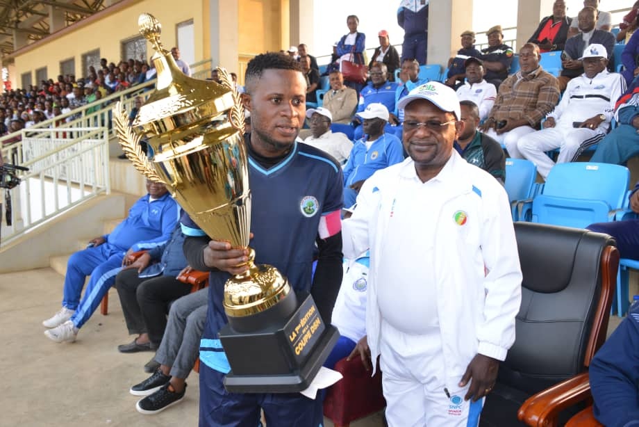 Le capitaine de l'AC Carillon aux côtés de l'initiateur du tournoi