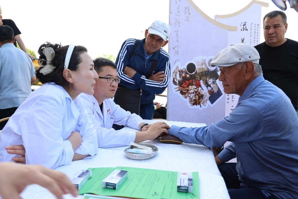 A free clinic is held by the Khorgos People's Hospital at the China-Kazakhstan connecting corridor inside the Horgos International Border Cooperation Center. (People's Daily/Huan Xiang)