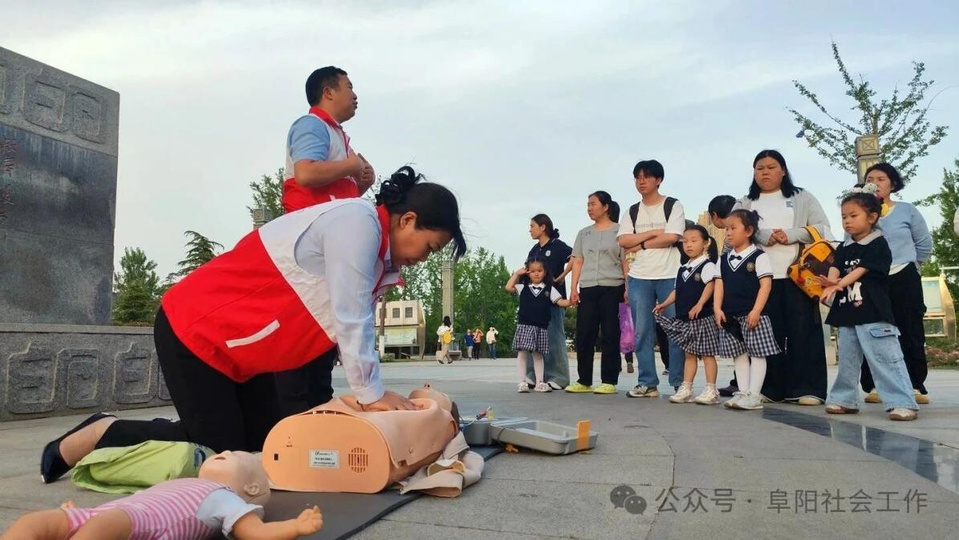 Wu Lei and Liu Jing teach first-aid skills to the public. (Photos from the WeChat official account of Fuyang's social work office)
