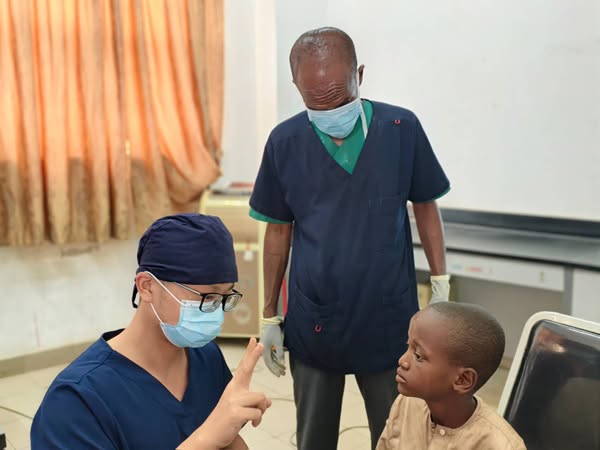 Tchad : Des médecins chinois redonnent la vue à un enfant de 9 ans