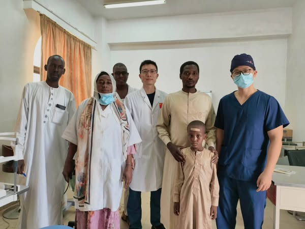 Tchad : Des médecins chinois redonnent la vue à un enfant de 9 ans