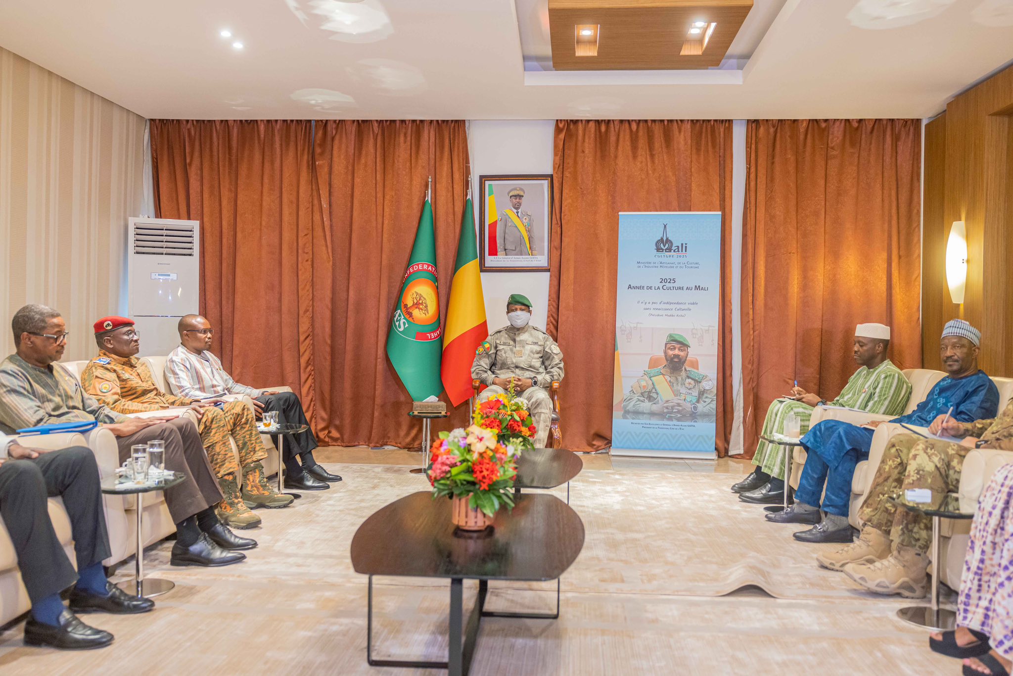 Mali : le président de la Transition accorde une audience au chef du gouvernement burkinabè