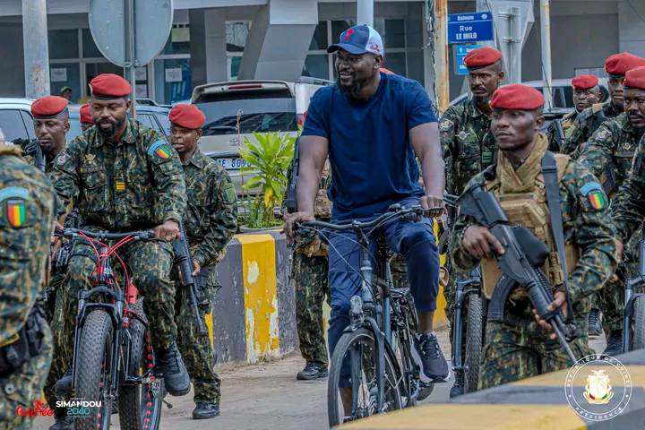 Guinée : Le président Mamadi Doumbouya à vélo dans les rues de Kaloum