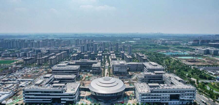 Photo shows a view of the Xiong'an Energy Internet Innovation Center of the State Grid in Xiong'an New Area, north China's Hebei province. (Photo from xiongan.gov.cn)