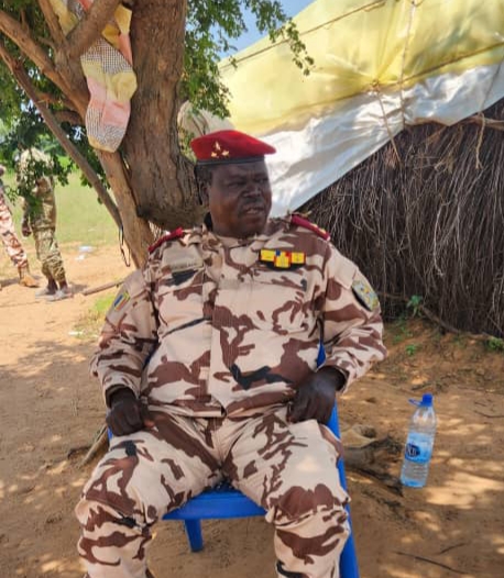 Tchad : à Bitkine, le général Ahmat Koussou Moursal en visite sur un site d’orpaillage