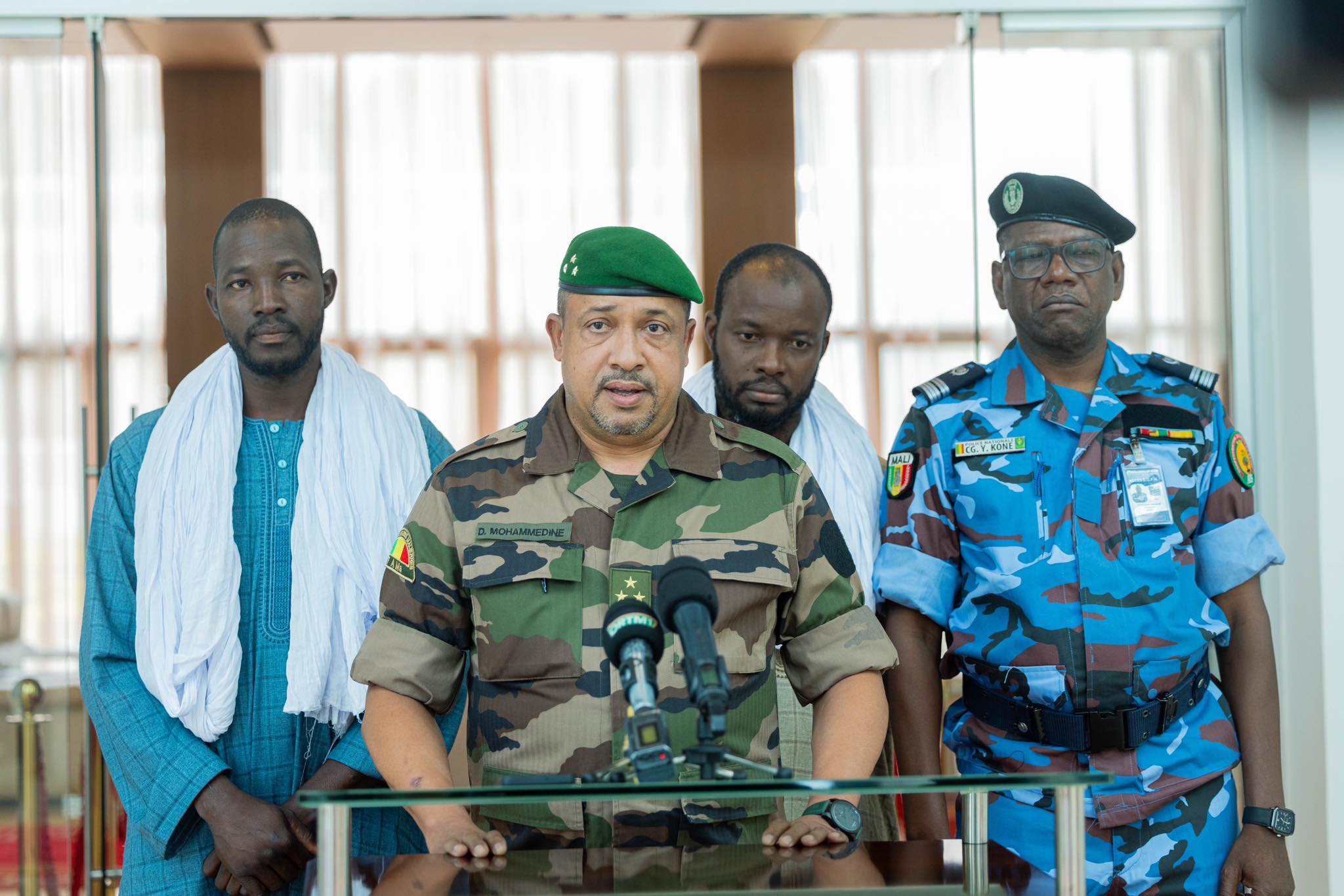 Mali : deux ex-otages présentés physiquement au président de la Transition par le ministre de la Sécurité