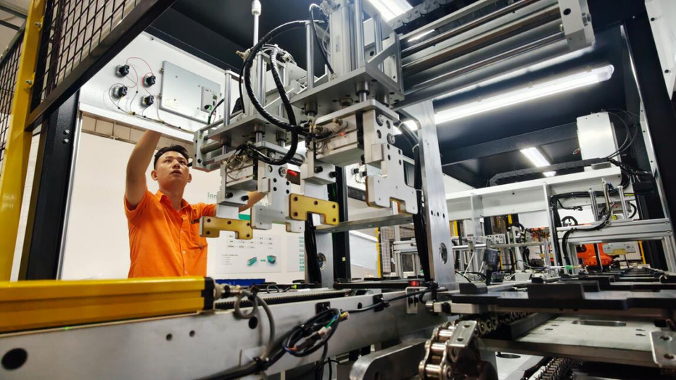 A worker operates a machine in a workshop of an energy storage company in Liuzhou, south China's Guangxi Zhuang autonomous region, Sept. 8, 2025. (Photo/Gao Dongfeng)