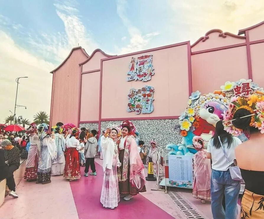 Tourists pose for a picture in Xunpu village, Fengze district of Quanzhou, southeast China's Fujian province. (Photo from Fujian Daily)