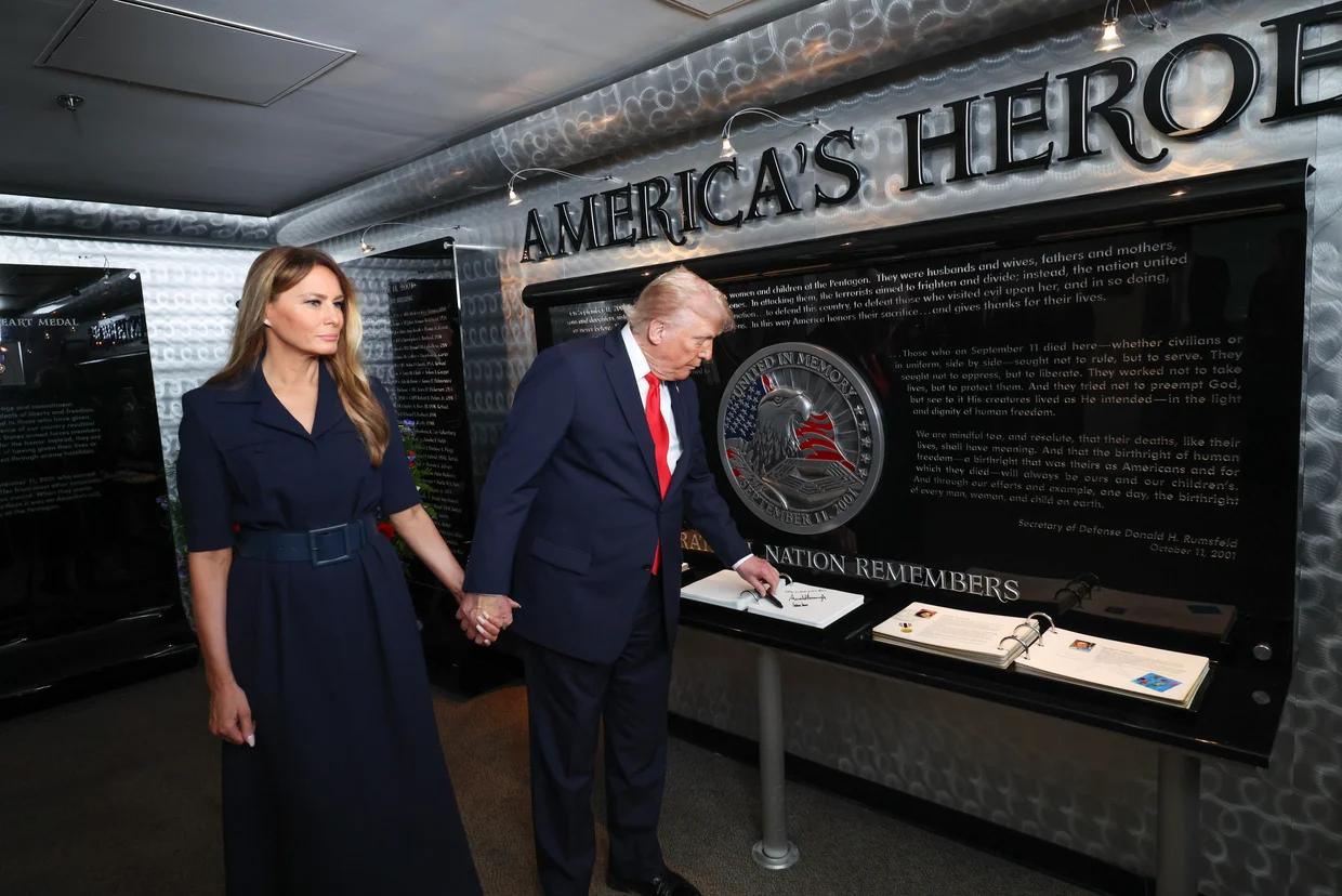 Le président Trump et la première dame Melania Trump visitent le mémorial des héros américains, le 11 septembre 2025 à Arlington, en Virginie. Photo : Win McNamee/Getty Images.