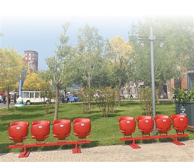 Seats used in Tian'anmen Square for the ceremony marking the 80th anniversary of the victory in the Chinese People's War of Resistance Against Japanese Aggression and the World Anti-Fascist War are put into use at Shougang Park. (People's Daily/Shi Fang)