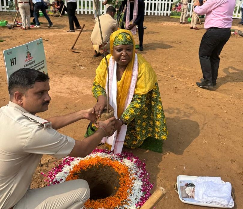 Tchad / Inde : Participation de S.E. Mme. Ildjima Badda Mallot à la cérémonie de plantation d’arbres dans la ville de New Delhi