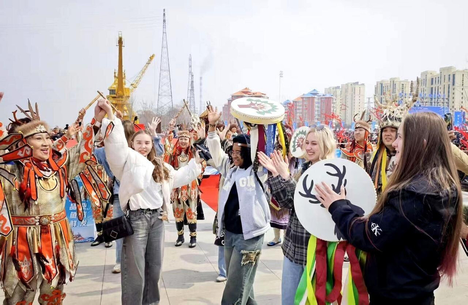 Photo shows Russian tourists at the main venue of the second Hanjiang Festival in Jiamusi, northeast China's Heilongjiang province. (Photo/Hu Yunhan)