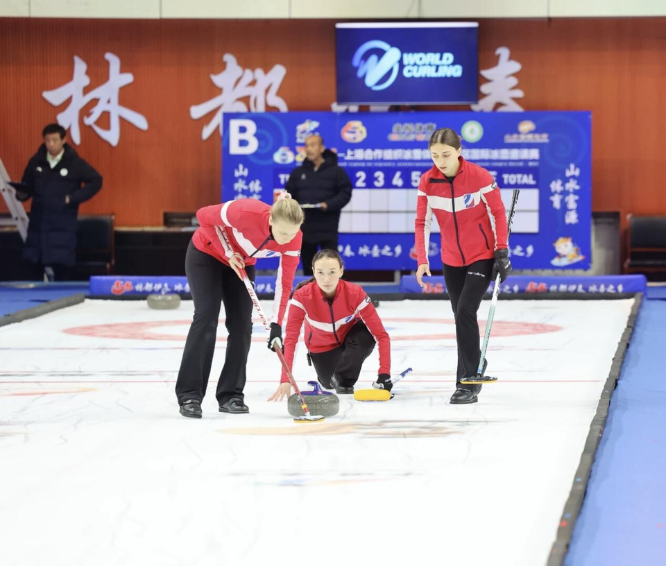 Foreign athletes compete in an international curling tournament held in Yichun, northeast China's Heilongjiang province. (Photo by Guo Qiang)