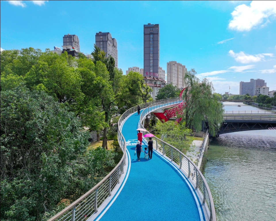 Citizens walk on a fitness trail in Changxing county, Huzhou, east China's Zhejiang province. (Photo/Chen Haiwei)