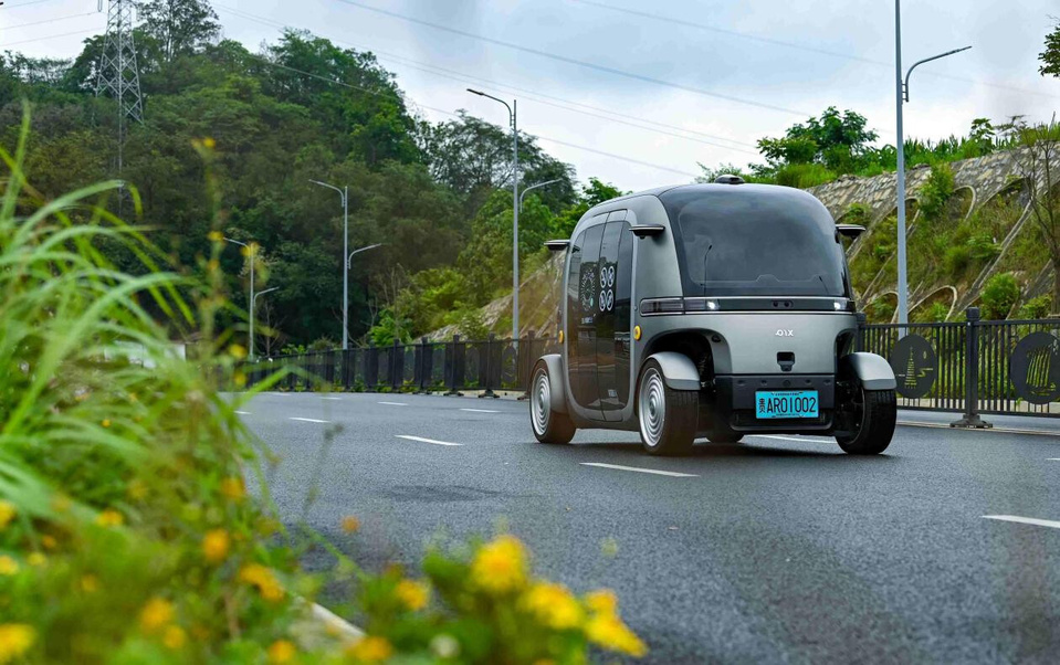 An autonomous bus runs in Guiyang, southwest China's Guizhou province, June 22, 2025. (Photo/Jia Zhi)
