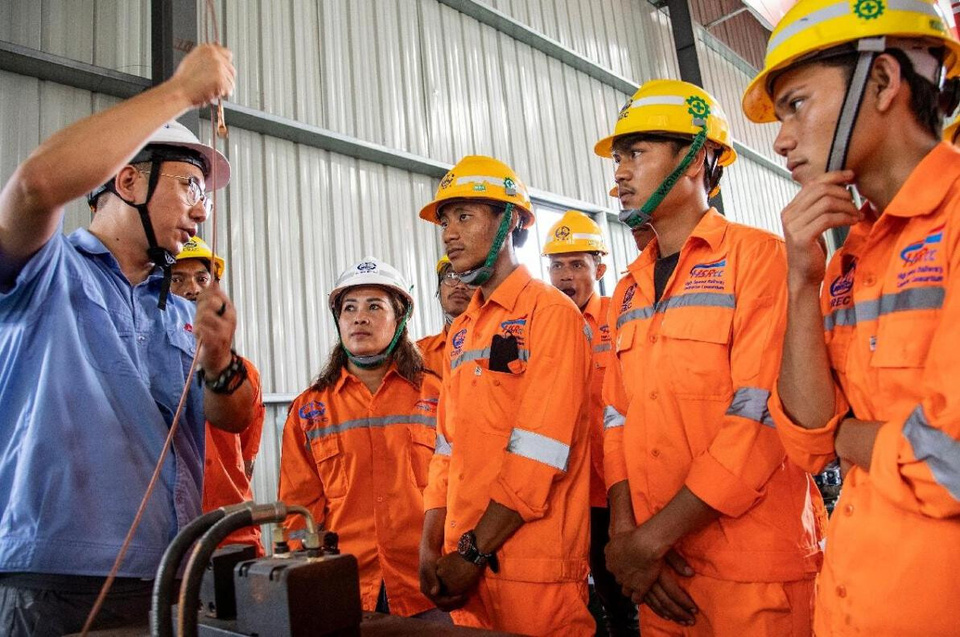 Local employees learn assembly techniques for standardized catenary components at the resource management center of the Jakarta-Bandung High-Speed Railway project under China Railway Electrification Engineering Group Co., Ltd., Bandung, Indonesia, Nov. 15, 2022.( Photo/Jiao Hongtao)
