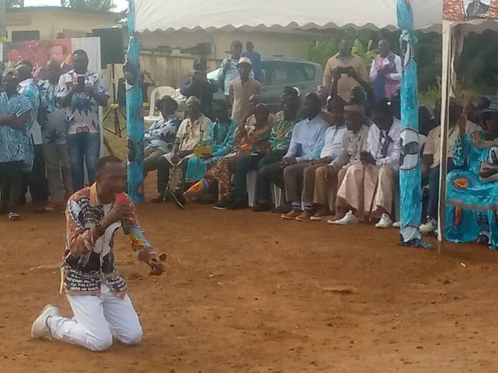 Présidentielle 2025 au Cameroun : Le Sénateur Grégoire Mba Mba s'agenouille pour demander pardon à la jeunesse de Kribi