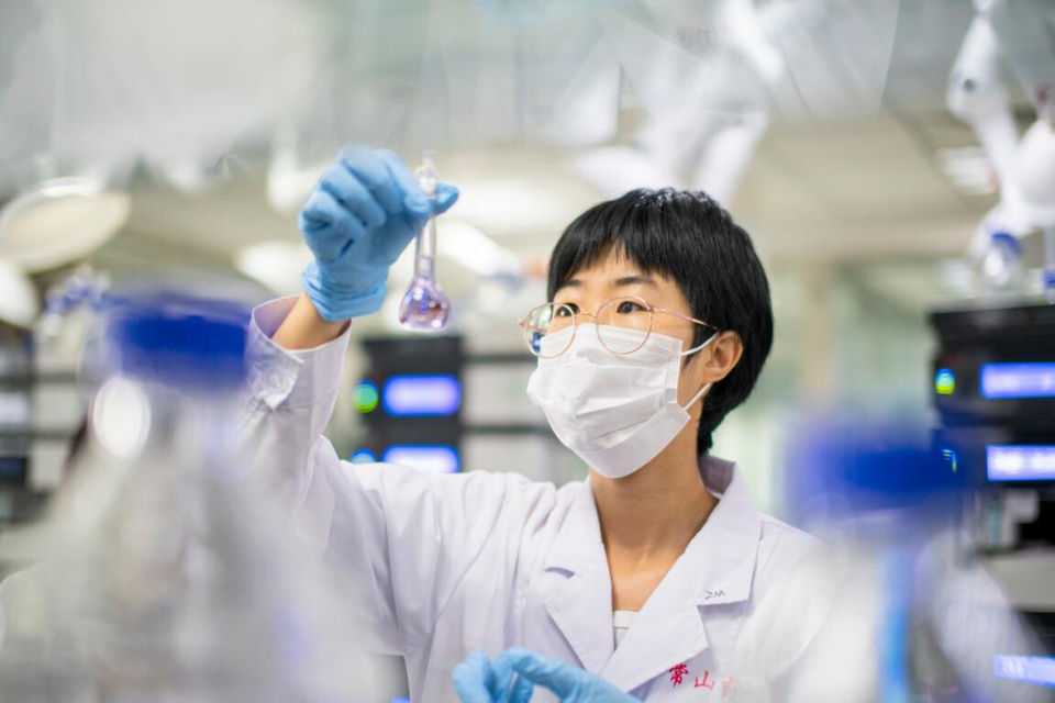A researcher works on a new drug at Hebei Changshan Biochemical Pharmaceutical Co., Ltd. in north China's Hebei province. (Photo/Wu Zhiwei)