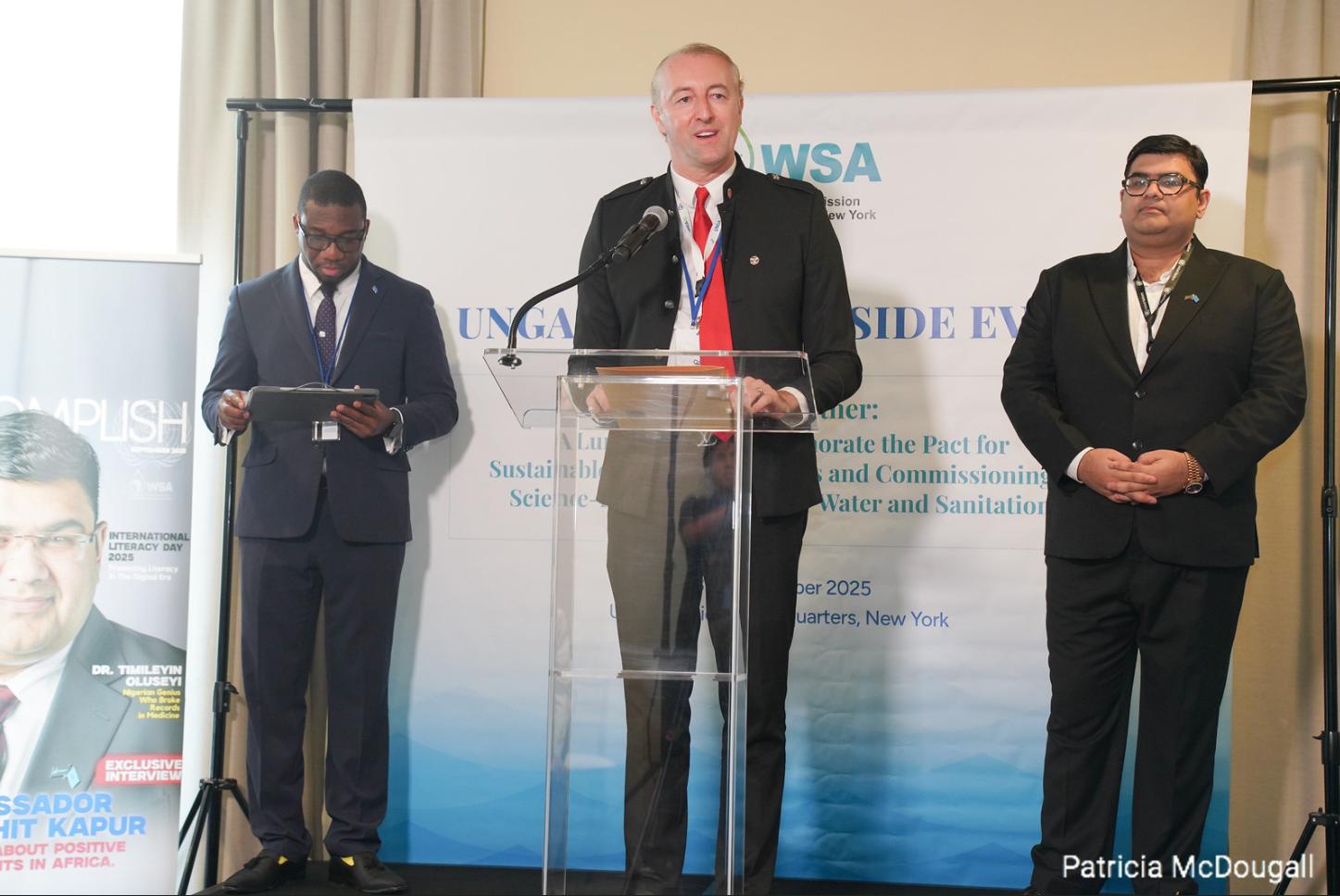 Le prince Mario Max Schaumburg-Lippe sur scène avec S.E. Dr Kapur.