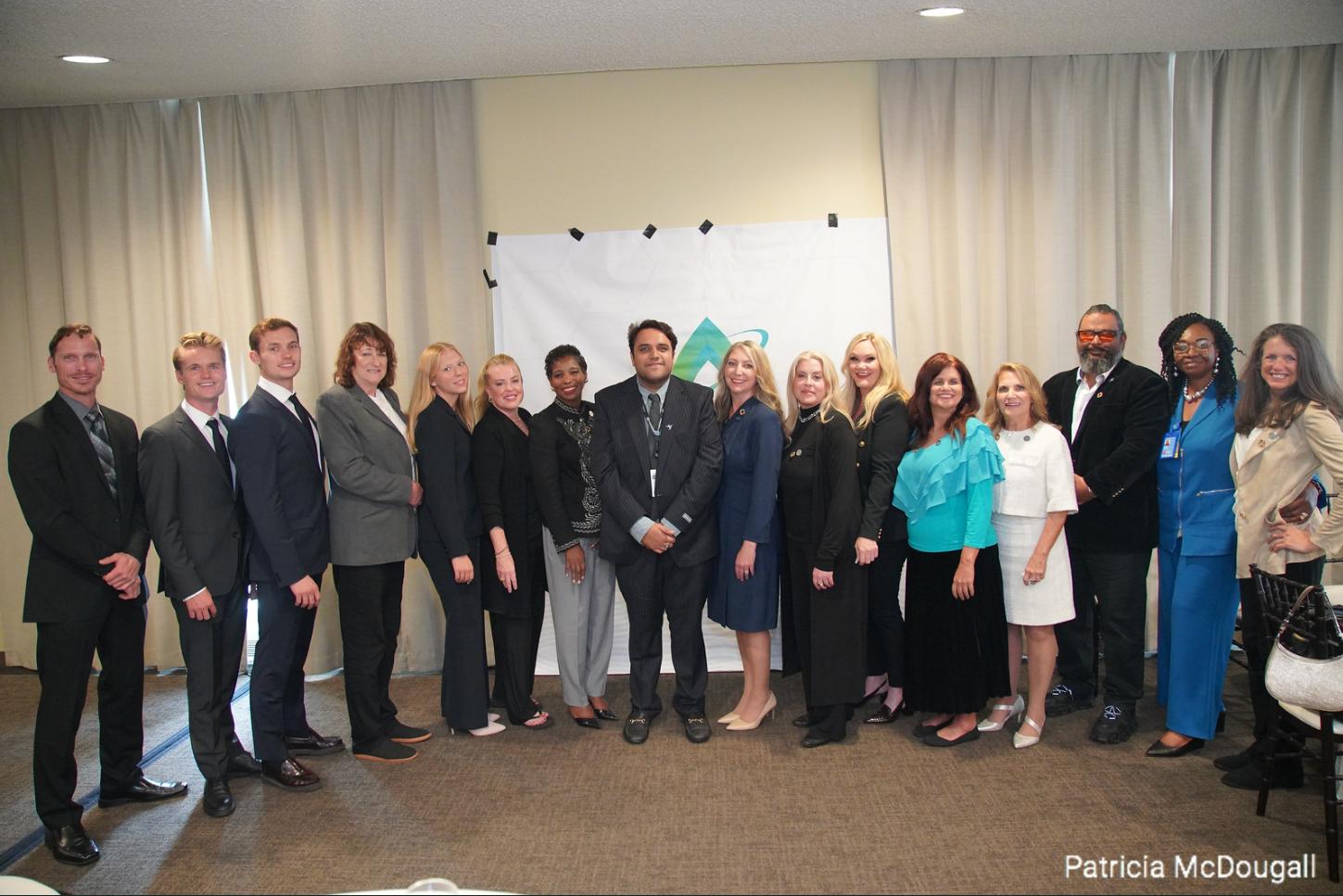 Certains des dignitaires présents à l'événement prennent une photo de famille.