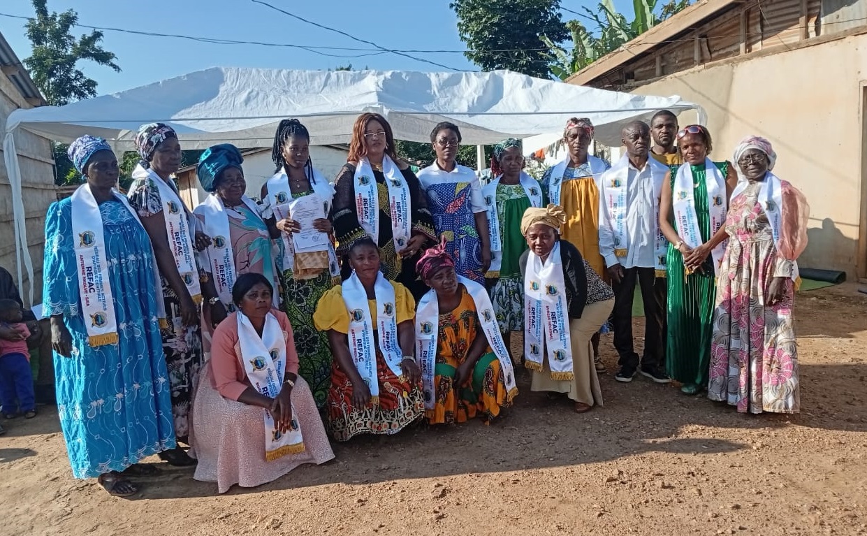 Photo de famille de la Présidente générale du REFAC avec le bureau installé.