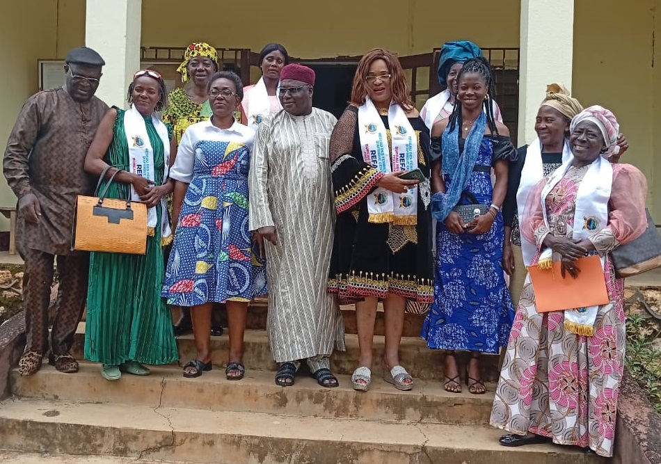 La délégation du REFAC pose avec le sous-préfet de Sa'a, Djibrilla Yaya, au terme de la visite de courtoie.